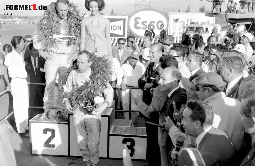 Foto zur News: In der ersten Saisonhälfte 1964 handelt sich Ferrari-Pilot John Surtees einen großen Rückstand auf Graham Hill ein, den er nur mühsam aufholen kann. Beim Saisonfinale in Mexiko hat Surtees nur geringe Chancen, doch weil Hill Elfter wird und Ferrari Lorenzo Bandini in der letzten Runde zurückpfeift, holt er sich um einen Zähler die Krone.