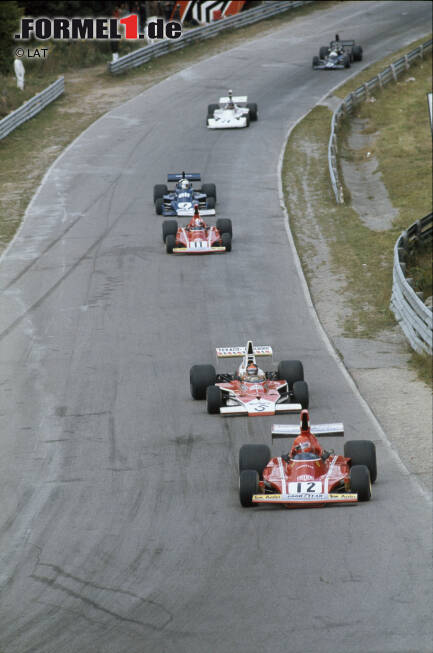 Foto zur News: Emerson Fittipaldi liegt 1974 drei Rennen vor Schluss hinter Clay Regazzoni, Jody Scheckter und Niki Lauda sogar nur auf Rang vier. Doch der Brasilianer nutzt das Ausfallpech der Konkurrenz und fährt mit den Rängen eins, zwei und vier noch zum Titel.
