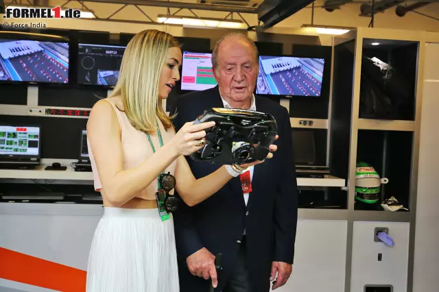 Foto zur News: Spanier unter sich: Ex-Lotus-"Testfahrerin" Carmen Jorda erklärt Ex-König Juan Carlos, einem leidenschaftlichen Formel-1-Fan, das Force-India-Lenkrad. Das hat der Monarch a.D. bestimmt schon ein dutzend Mal gehört. Aber eben noch nie von Carmen Jorda...