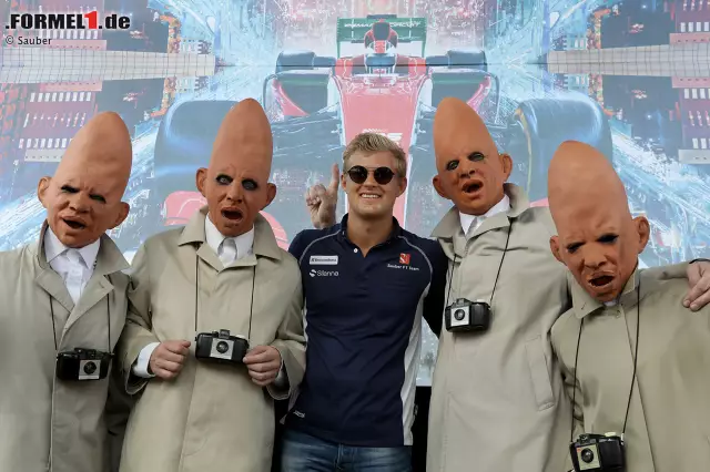 Foto zur News: Was man bei Autogrammstunden so alles erlebt: Marcus Ericsson wundert sich in der City von Abu Dhabi über außerirdischen Besuch von den "Coneheads". So originell die Verkleidung dieser Fans auch sein mag: Selfie-tauglich ist ihr Equipment wohl eher nicht.