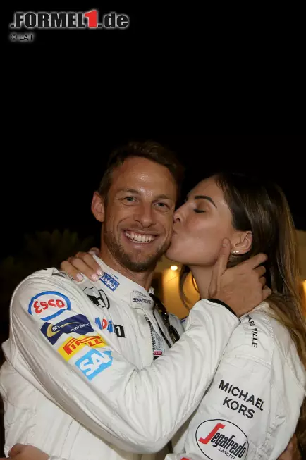Seine Vorzeige-Ehe mit Jessica Michibata ist längst geschieden, inzwischen ist das Model Brittny Ward ständiger Begleiter an Buttons Seite. Auch in Abu Dhabi. Foto zur News: Seine Vorzeige-Ehe mit Jessica Michibata ist längst geschieden, inzwischen ist das Model Brittny Ward ständiger Begleiter an Buttons Seite. Auch in Abu Dhabi.