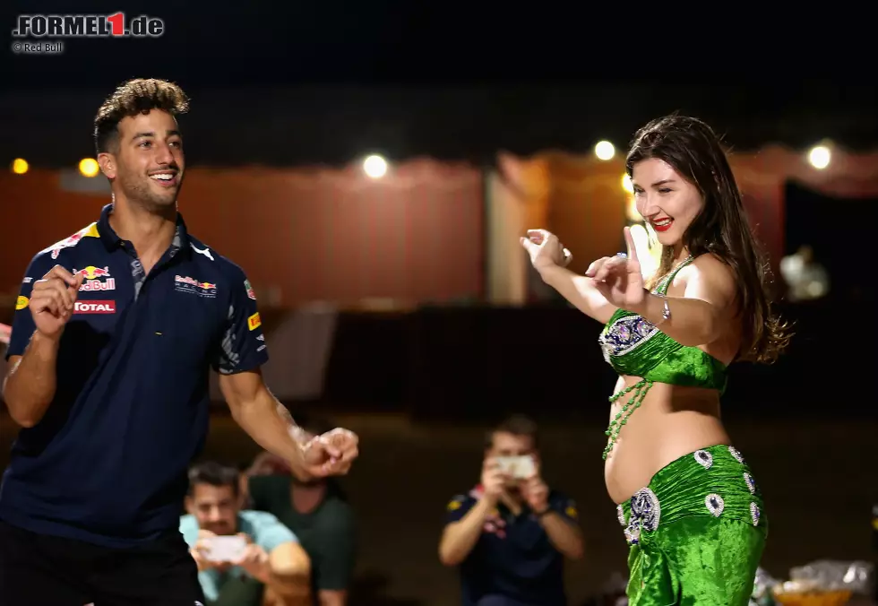 Umso mehr sollte man das Leben in vollen Zügen genießen - denkt sich Daniel Ricciardo und amüsiert sich bei einem Red-Bull-Event ("Sunset Sands") in der Wüste mit dieser Bauchtänzerin. Für die nächste Staffel von "Let's Dance" muss der Formel-1-Star noch ein bisschen üben. Foto zur News: Umso mehr sollte man das Leben in vollen Zügen genießen - denkt sich Daniel Ricciardo und amüsiert sich bei einem Red-Bull-Event ("Sunset Sands") in der Wüste mit dieser Bauchtänzerin. Für die nächste Staffel von "Let's Dance" muss der Formel-1-Star noch ein bisschen üben.