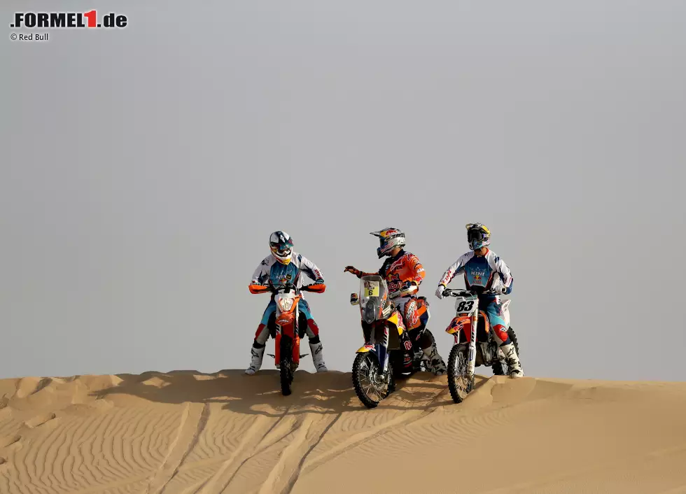 Da liegt ihm alles, was mit Motorisierung zu tun hat, schon besser. Vor den Toren der Stadt Abu Dhabi nehmen Ricciardo und Max Verstappen eine Motocross-Lektion bei Profi Sam Sunderland... Foto zur News: Da liegt ihm alles, was mit Motorisierung zu tun hat, schon besser. Vor den Toren der Stadt Abu Dhabi nehmen Ricciardo und Max Verstappen eine Motocross-Lektion bei Profi Sam Sunderland...