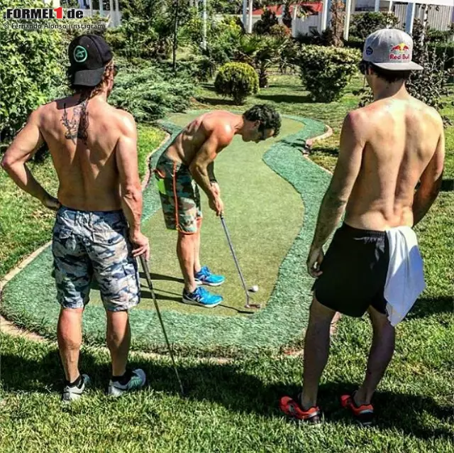 Foto zur News: Es muss nicht immer der totale Adrenalinrausch sein, besonders dann nicht, wenn man noch mit dem Jetlag zu kämpfen hat: Fernando Alonso und Carlos Sainz spielen sich beim Minigolf für das Premierenrennen in Baku ein. Und überwinden so die acht Stunden Zeitverschiebung zu Montreal.