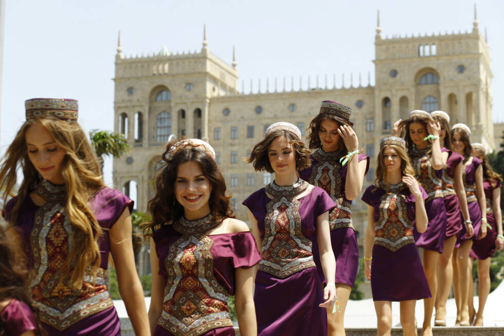 Foto zur News: Die schönen Seiten von Aserbaidschan sieht man am Rennsonntag. Die netten Damen haben die Gäste aus aller Welt in Baku begrüßt und sorgten so für den guten ersten Eindruck...