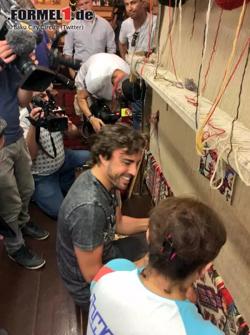 Foto zur News: Für Alonso ist Baku ein besonderes Wochenende, denn er ist Botschafter der neuen Rennstrecke und daher in diverse PR-Aktivitäten involviert. Eingefädelt hat den Deal, mit dem sich der McLaren-Star ein nettes Zubrot verdient, sein alter Bekannter Flavio Briatore. Einer seiner Billionaire-Läden steht direkt an der Rennstrecke in Baku.