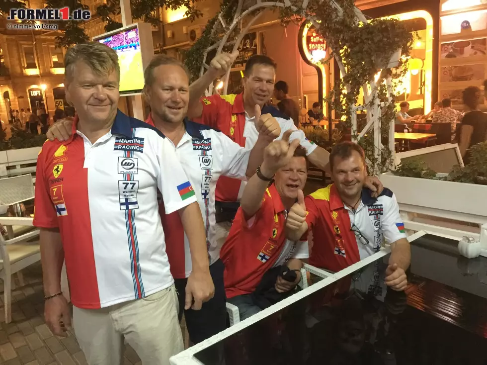 Diese Herren haben hingegen nie zu viel: "Kiiimiii Räik-kön-en" singen sie, nach mutmaßlich mindestens einem Bier in der Innenstadt von Baku. Die T-Shirts sind selbstgemacht: zur Hälfte Kimi, zur Hälfte Valtteri. Aber Bottas scheint sie weit weniger zu tangieren als Räikkönen. Foto zur News: Diese Herren haben hingegen nie zu viel: "Kiiimiii Räik-kön-en" singen sie, nach mutmaßlich mindestens einem Bier in der Innenstadt von Baku. Die T-Shirts sind selbstgemacht: zur Hälfte Kimi, zur Hälfte Valtteri. Aber Bottas scheint sie weit weniger zu tangieren als Räikkönen.