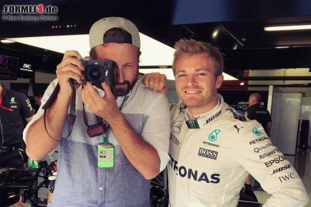 Foto zur News: Fotografiert wird Nico Rosberg neuerdings von einem eigenen Spezialisten, den er und sein Medienberater Georg Nolte engagiert haben: Paul Ripke folgt dem WM-Leader wie ein zweiter Schatten - und postet Rosbergs Leben in den sozialen Netzwerken. So einen Leibfotografen hat Hamilton übrigens schon lange.