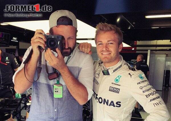 Foto zur News: Fotografiert wird Nico Rosberg neuerdings von einem eigenen Spezialisten, den er und sein Medienberater Georg Nolte engagiert haben: Paul Ripke folgt dem WM-Leader wie ein zweiter Schatten - und postet Rosbergs Leben in den sozialen Netzwerken. So einen Leibfotografen hat Hamilton übrigens schon lange.