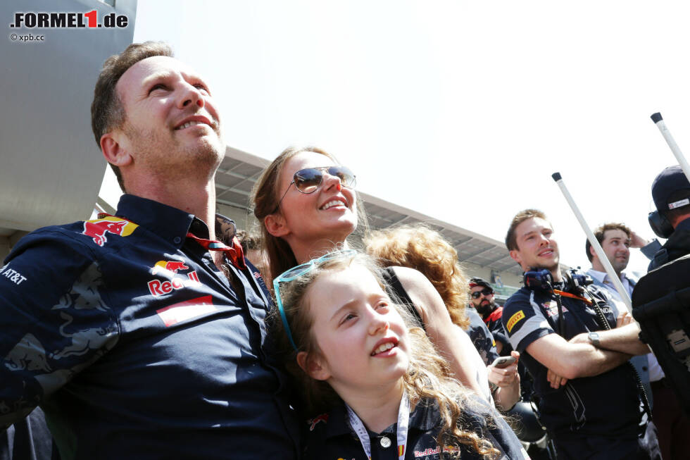 Foto zur News: ... und das nicht nur in den Medien: Hier genießen Red-Bull-Teamchef Christian Horner, Ehefrau Geri (ehemaliges Spice Girl) und deren Tochter Bluebell (Vater ist Filmregisseur Sacha Gervasi) die niederländische und österreichische Hymne - eine Kombination, die es in der Formel 1 so noch nie gegeben hat.
