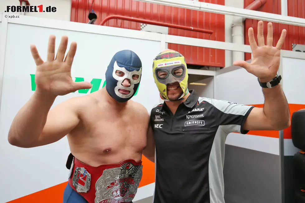 Der Mexiko-Grand-Prix (30. Oktober) schickt seine ersten Vorboten: Wrestler Blue Demon Jr., in seiner Heimat ein Nationalheld, posiert mit Landsmann Sergio Perez. Der hat momentan gut lachen, denn Nico Hülkenberg zeigt er im Force-India-Stallduell regelmäßig die Grenzen auf. Foto zur News: Der Mexiko-Grand-Prix (30. Oktober) schickt seine ersten Vorboten: Wrestler Blue Demon Jr., in seiner Heimat ein Nationalheld, posiert mit Landsmann Sergio Perez. Der hat momentan gut lachen, denn Nico Hülkenberg zeigt er im Force-India-Stallduell regelmäßig die Grenzen auf.