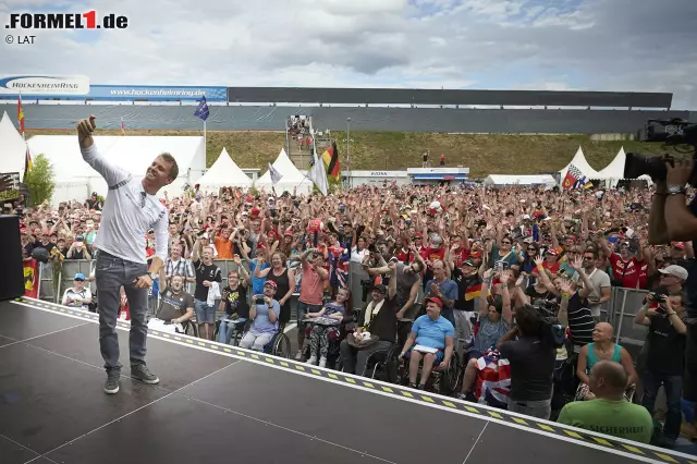 Die besten Siegchancen hat ein anderer Deutscher, nämlich Nico Rosberg. Am Samstag freut er sich noch mit tausenden Fans über seine sensationelle Pole-Position, Social-Media-Selfie obligatorisch. Am Sonntag ist er nach verkorkstem Rennen mit 19 Punkten Rückstand in der WM der große Verlierer. Foto zur News: Die besten Siegchancen hat ein anderer Deutscher, nämlich Nico Rosberg. Am Samstag freut er sich noch mit tausenden Fans über seine sensationelle Pole-Position, Social-Media-Selfie obligatorisch. Am Sonntag ist er nach verkorkstem Rennen mit 19 Punkten Rückstand in der WM der große Verlierer.