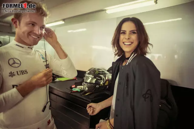 Vielleicht liegt's daran, dass sein Glücksbringer am Sonntag nicht mehr da war? Lena Meyer-Landrut gewann ihren ersten Grand Prix 2010 in Oslo, Rosberg seinen erst 2012 in Schanghai. Die Sängerin klatscht den Lokalmatador zur Pole, auf einen Besuch beim Rennen verzichtet sie aber. Foto zur News: Vielleicht liegt's daran, dass sein Glücksbringer am Sonntag nicht mehr da war? Lena Meyer-Landrut gewann ihren ersten Grand Prix 2010 in Oslo, Rosberg seinen erst 2012 in Schanghai. Die Sängerin klatscht den Lokalmatador zur Pole, auf einen Besuch beim Rennen verzichtet sie aber.