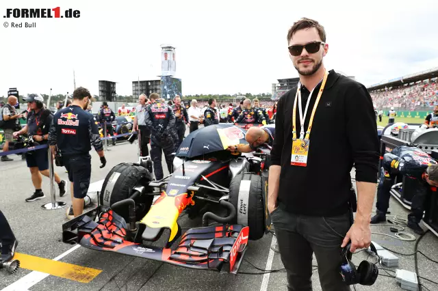 Kennen Sie diesen Jungen noch? Nicholas Hoult war vor fast 15 Jahren der kleine Außenseiter in "About a Boy". Inzwischen spielt er Theater und ist weltbekannt, vor allem durch die "X-Men"-Filme. Bei der Formel 1 ist er nicht zum ersten Mal Gast von Red Bull. Foto zur News: Kennen Sie diesen Jungen noch? Nicholas Hoult war vor fast 15 Jahren der kleine Außenseiter in "About a Boy". Inzwischen spielt er Theater und ist weltbekannt, vor allem durch die "X-Men"-Filme. Bei der Formel 1 ist er nicht zum ersten Mal Gast von Red Bull.