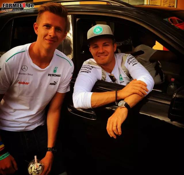 Darauf wären Sie nie gekommen! Nico Rosberg trifft man am Sonntagabend nicht etwa im Fitnessstudio oder zu Hause bei Vivian und Kind, sondern am McDrive-Schalter! Welchen Burger er bestellt hat, um seinen Frust über das vermurkste Rennen runterzuwürgen, entzieht sich aber unserer Kenntnis... Foto zur News: Darauf wären Sie nie gekommen! Nico Rosberg trifft man am Sonntagabend nicht etwa im Fitnessstudio oder zu Hause bei Vivian und Kind, sondern am McDrive-Schalter! Welchen Burger er bestellt hat, um seinen Frust über das vermurkste Rennen runterzuwürgen, entzieht sich aber unserer Kenntnis...