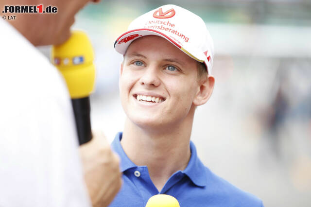 Foto zur News: Dieses Gesicht kommt Ihnen bekannt vor? Kein Wunder: Mick Schumacher ist der Sohn von Michael, seines Zeichens selbst Rennfahrer (in der Formel 4) - und in Hockenheim erstmals bei der Formel 1 zu Gast. "Aufregend, tolle Erfahrung, hat viel Spaß gemacht", leuchten seine Augen.