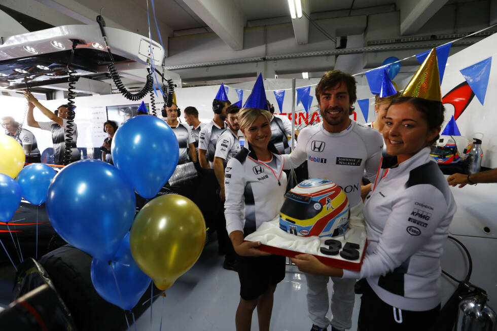 Foto zur News: Happy Birthday, Fernando Alonso! Der McLaren-Star feiert am Freitag seinen 35. Geburtstag und wird von seiner Crew mit einer Torte im eigenen Helmdesign überrascht. Die Kalorien sind dann auch drin, denn vom Siegerschampus hat Alonso ohnehin seit Barcelona 2013 nicht mehr geschlürft.