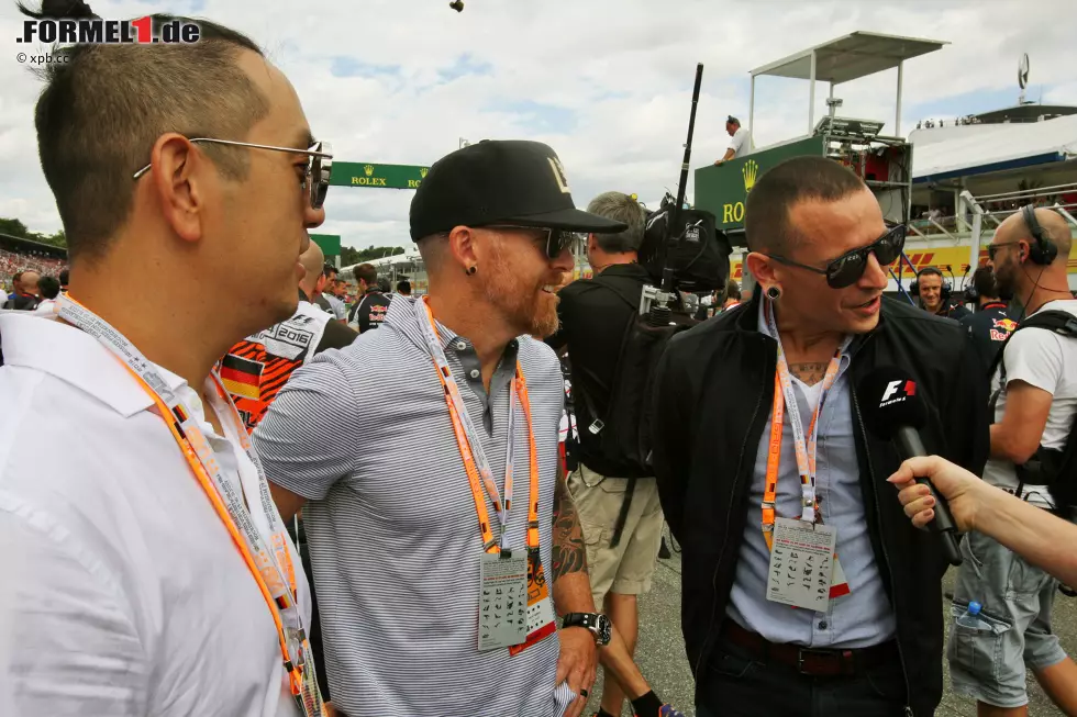 Das lassen sich dafür diese Musiker, etwas härter unterwegs als Lena, nicht entgehen: Linkin Park reisen vom 24-Stunden-Rennen in Spa, wo sie einen AMG-Mercedes gesponsert haben, direkt nach Hockenheim - und verleihen dem Event einen Hauch von internationalem Glamour. Foto zur News: Das lassen sich dafür diese Musiker, etwas härter unterwegs als Lena, nicht entgehen: Linkin Park reisen vom 24-Stunden-Rennen in Spa, wo sie einen AMG-Mercedes gesponsert haben, direkt nach Hockenheim - und verleihen dem Event einen Hauch von internationalem Glamour.