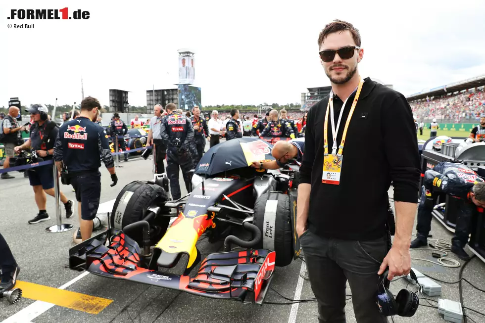 Kennen Sie diesen Jungen noch? Nicholas Hoult war vor fast 15 Jahren der kleine Außenseiter in "About a Boy". Inzwischen spielt er Theater und ist weltbekannt, vor allem durch die "X-Men"-Filme. Bei der Formel 1 ist er nicht zum ersten Mal Gast von Red Bull. Foto zur News: Kennen Sie diesen Jungen noch? Nicholas Hoult war vor fast 15 Jahren der kleine Außenseiter in "About a Boy". Inzwischen spielt er Theater und ist weltbekannt, vor allem durch die "X-Men"-Filme. Bei der Formel 1 ist er nicht zum ersten Mal Gast von Red Bull.