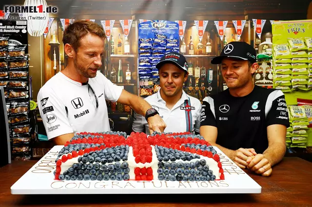 Foto zur News: Zu jeder guten Party gehören ein paar grundlegende Dinge. Erstens eine Torte, diesmal liebevoll im Union-Jack-Style aus Him- und Heidelbeeren.