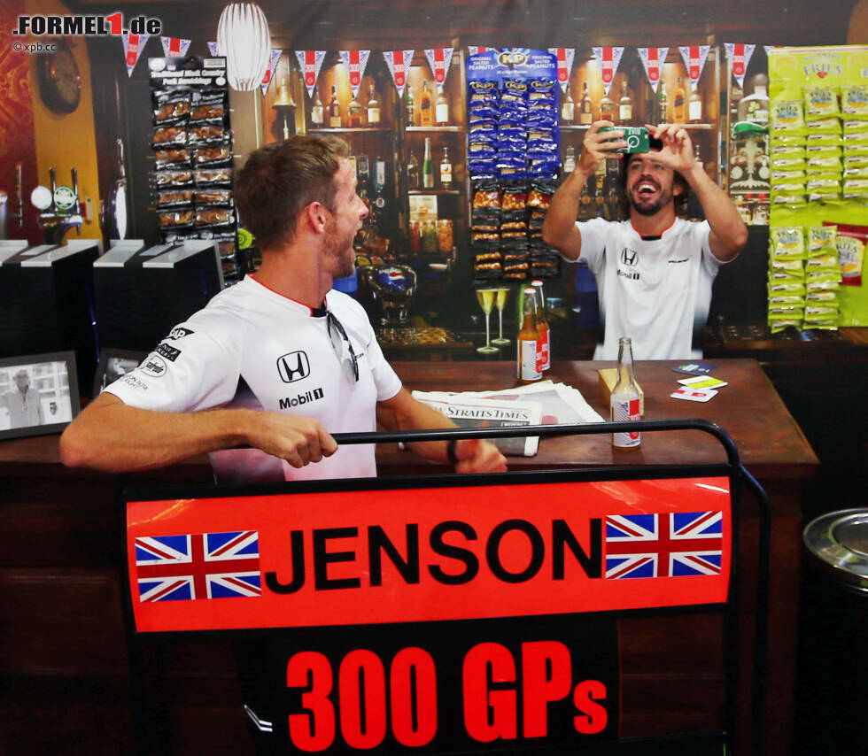 300 Grands Prix, das muss gefeiert werden! McLaren lädt in Sepang ins "The Dog and Button". Das Team baut am Freitag die Hospitality in ein Pub um, mit Fototapete in Kneipen-Optik, Bar und Dartboard. Was dabei nicht fehlen darf: gute Laune. Fehlt auch nicht. 300 Grands Prix, das muss gefeiert werden! McLaren lädt in Sepang ins "The Dog and Button". Das Team baut am Freitag die Hospitality in ein Pub um, mit Fototapete in Kneipen-Optik, Bar und Dartboard. Was dabei nicht fehlen darf: gute Laune. Fehlt auch nicht.