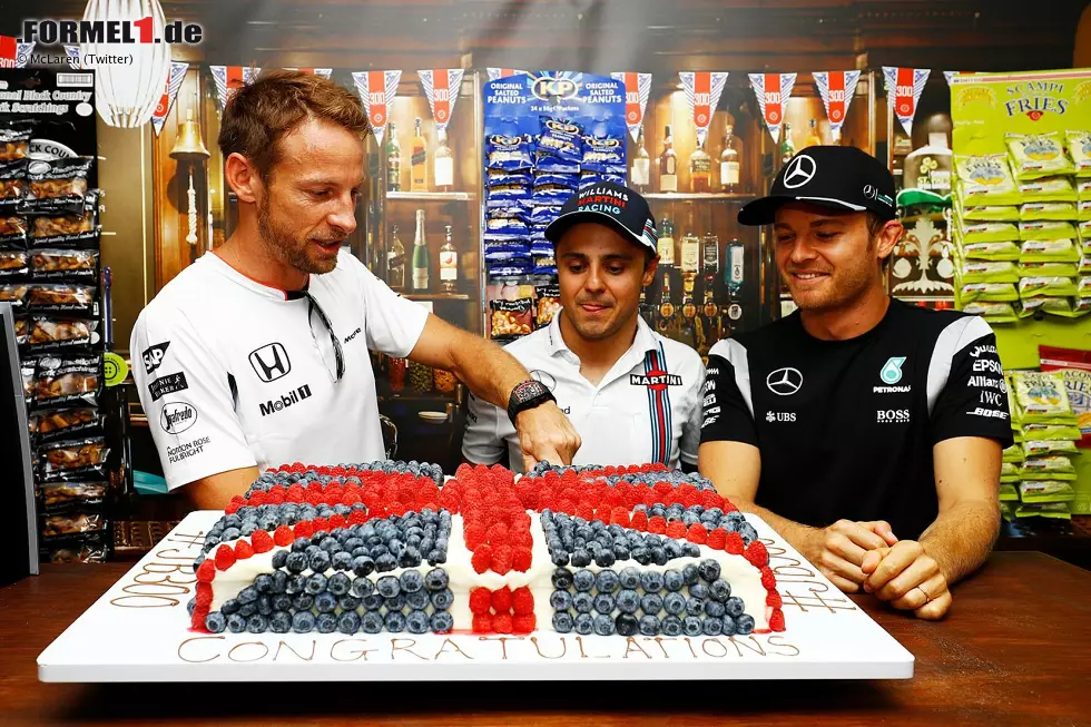 Foto zur News: Zu jeder guten Party gehören ein paar grundlegende Dinge. Erstens eine Torte, diesmal liebevoll im Union-Jack-Style aus Him- und Heidelbeeren.