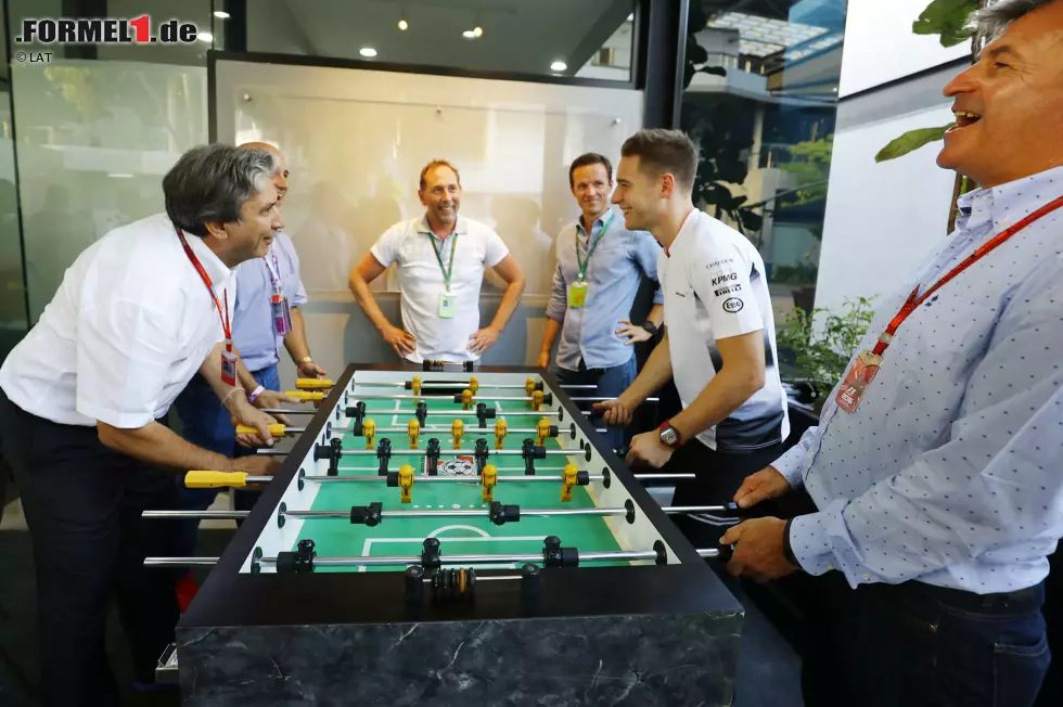 Foto zur News: Zweitens Tischfußball. Der Herr, der hier von Stoffel Vandoorne herausgefordert wird, ist der Sardinier Pasquale Lattuneddu. Der war früher enger Vertrauter von Flavio Briatore und ist heute so etwas wie Bernie Ecclestones rechte Hand. Ein mächtiger Mann also in der Formel 1. Noch.