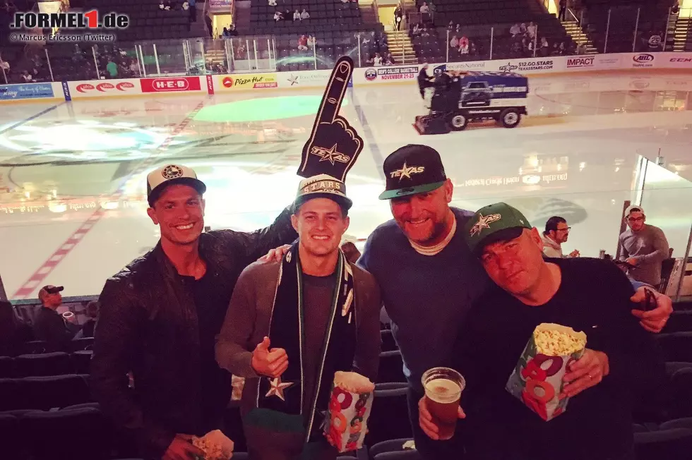 Man kann nicht nach Texas kommen und nicht ein Match der Texas Stars besuchen. Marcus Ericsson bringt ein paar Freunde ins Stadion mit - und liefert anschließend in Mexiko sein bestes Saisonrennen ab: Platz elf. Foto zur News: Man kann nicht nach Texas kommen und nicht ein Match der Texas Stars besuchen. Marcus Ericsson bringt ein paar Freunde ins Stadion mit - und liefert anschließend in Mexiko sein bestes Saisonrennen ab: Platz elf.