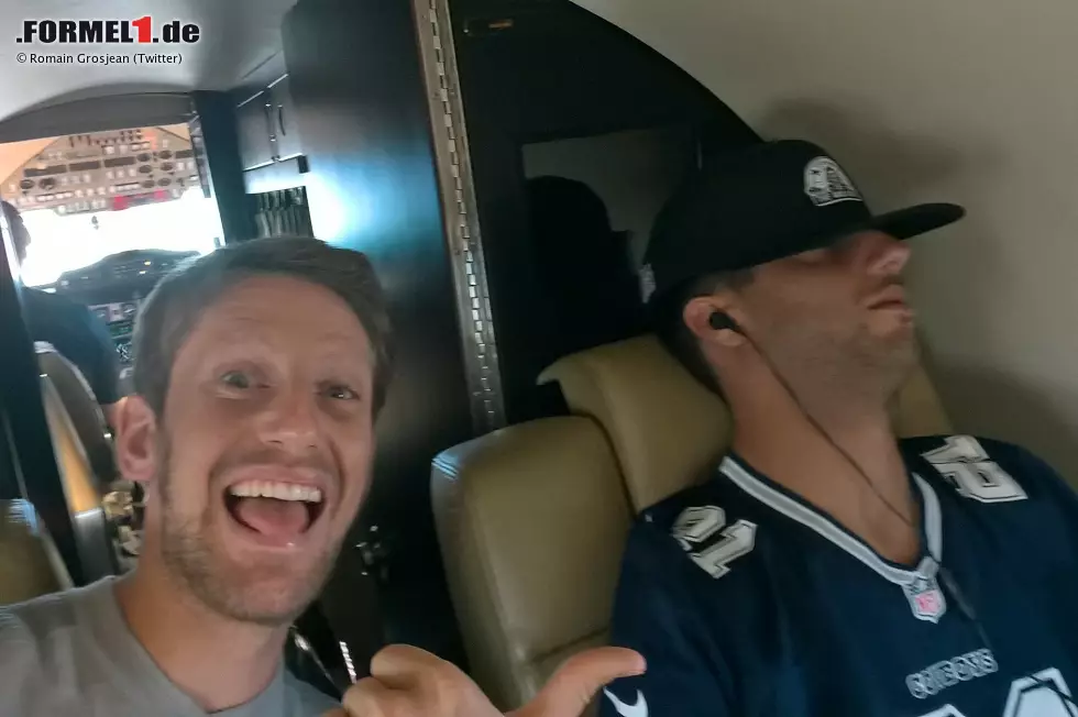 Für den Flug von Austin nach Mexiko-Stadt tun sich wieder ein paar Fahrer in einem gemeinsam gecharterten Jet zusammen. Daniel Ricciardo gönnt sich zwischendurch mal ein Nickerchen - und Romain Grosjean schreibt auf Twitter: "Kann nicht wiederstehen, das zu posten - sorry, Daniel!" Foto zur News: Für den Flug von Austin nach Mexiko-Stadt tun sich wieder ein paar Fahrer in einem gemeinsam gecharterten Jet zusammen. Daniel Ricciardo gönnt sich zwischendurch mal ein Nickerchen - und Romain Grosjean schreibt auf Twitter: "Kann nicht wiederstehen, das zu posten - sorry, Daniel!"