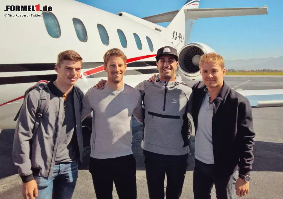 Die "Fahrgemeinschaft" nach der Landung: Max Verstappen, Romain Grosjean, Daniel Ricciardo (inzwischen wieder wach) und Nico Rosberg. Foto zur News: Die "Fahrgemeinschaft" nach der Landung: Max Verstappen, Romain Grosjean, Daniel Ricciardo (inzwischen wieder wach) und Nico Rosberg.