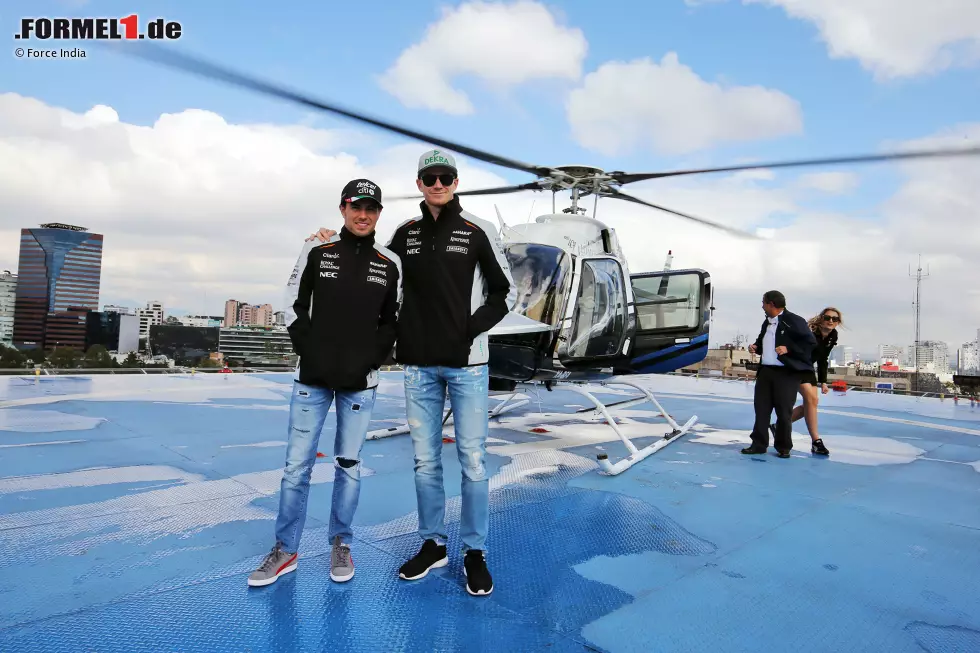 Sergio Perez und Nico Hülkenberg teilen sich einen Helikopter, um in Mexiko-Stadt von A nach B zu kommen. Bei der Vielzahl von PR-Terminen, die Force India bei "Checos" Heim-Grand-Prix organisiert hat, wäre das Programm anders gar nicht zu stemmen. Foto zur News: Sergio Perez und Nico Hülkenberg teilen sich einen Helikopter, um in Mexiko-Stadt von A nach B zu kommen. Bei der Vielzahl von PR-Terminen, die Force India bei "Checos" Heim-Grand-Prix organisiert hat, wäre das Programm anders gar nicht zu stemmen.