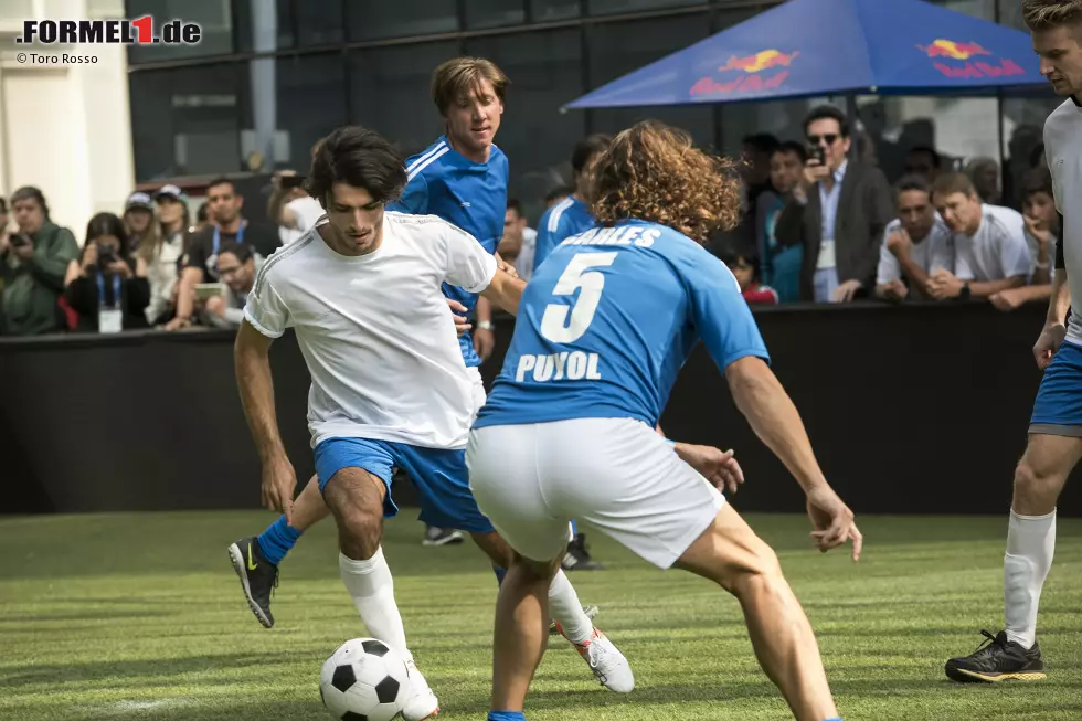 Carlos Sainz gegen Carles Puyol: Auf dem Dach eines Hochhauses wird, finanziert von mexikanischen Sponsoren, für den guten Zweck gekickt. Mit dabei diesmal übrigens auch Racing-Beauty Carmen Jorda. Foto zur News: Carlos Sainz gegen Carles Puyol: Auf dem Dach eines Hochhauses wird, finanziert von mexikanischen Sponsoren, für den guten Zweck gekickt. Mit dabei diesmal übrigens auch Racing-Beauty Carmen Jorda.