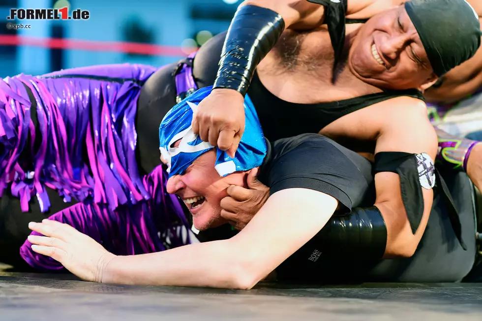 Johnny Herbert versucht sich - ziemlich erfolglos, wie Sie sehen - im mexikanischen Nationalsport Wrestling. Vor der Kamera als Experte beim britischen Fernsehen fühlt sich der ehemalige Formel-1-Pilot wohler. Foto zur News: Johnny Herbert versucht sich - ziemlich erfolglos, wie Sie sehen - im mexikanischen Nationalsport Wrestling. Vor der Kamera als Experte beim britischen Fernsehen fühlt sich der ehemalige Formel-1-Pilot wohler.