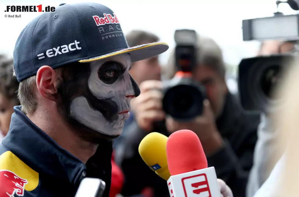 Der "Dia de Muertos" lässt grüßen: Red Bull macht sich einen Spaß daraus, seine beiden Fahrer am Donnerstagmorgen eine Stunde lang in die Maske zu setzen, sodass Max Verstappen (Bild) und Daniel Ricciardo ihren Interview-Marathon als furchteinflößende Halloween-Gestalten absolvieren. Foto zur News: Der "Dia de Muertos" lässt grüßen: Red Bull macht sich einen Spaß daraus, seine beiden Fahrer am Donnerstagmorgen eine Stunde lang in die Maske zu setzen, sodass Max Verstappen (Bild) und Daniel Ricciardo ihren Interview-Marathon als furchteinflößende Halloween-Gestalten absolvieren.