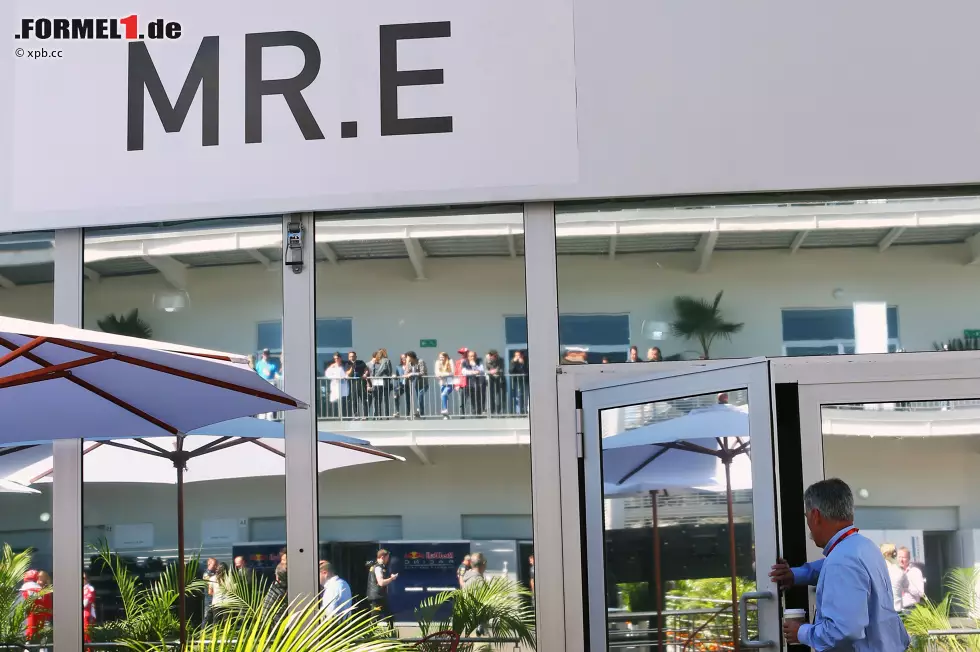 Foto zur News: Falls jemandem unklar war, wer im Formel-1-Paddock das Sagen hat: Property of Mr. E.