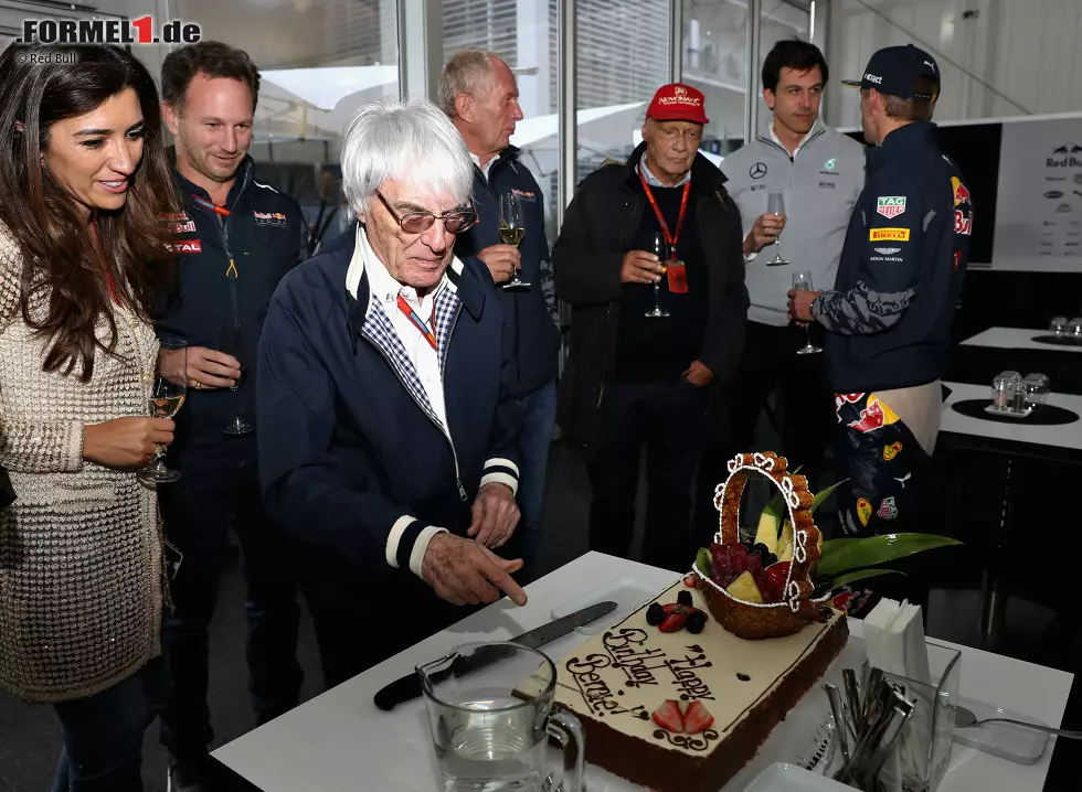 Der feiert am Wochenende den 86. Geburtstag im Beisein von seiner Ehefrau Fabiana, Christian Horner, Helmut Marko, Niki Lauda, Toto Wolff und Max Verstappen. Und lädt TV-Reporterin Rachel Brookes nach drinnen ein, weil es zwei Dinge gibt, die er nicht im Freien tut: Sex und Interviews. Foto zur News: Der feiert am Wochenende den 86. Geburtstag im Beisein von seiner Ehefrau Fabiana, Christian Horner, Helmut Marko, Niki Lauda, Toto Wolff und Max Verstappen. Und lädt TV-Reporterin Rachel Brookes nach drinnen ein, weil es zwei Dinge gibt, die er nicht im Freien tut: Sex und Interviews.