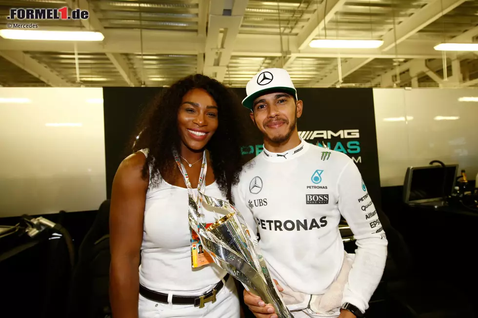 Lewis Hamilton erfreut sich wieder an prominenten Fans. Diesmal kommt Tennis-Ass Serena Williams nach Mexiko, um ihm die Daumen zu drücken. Eine Woche zuvor in Austin hat ihre Schwester Venus das Mercedes-Team besucht. Foto zur News: Lewis Hamilton erfreut sich wieder an prominenten Fans. Diesmal kommt Tennis-Ass Serena Williams nach Mexiko, um ihm die Daumen zu drücken. Eine Woche zuvor in Austin hat ihre Schwester Venus das Mercedes-Team besucht.