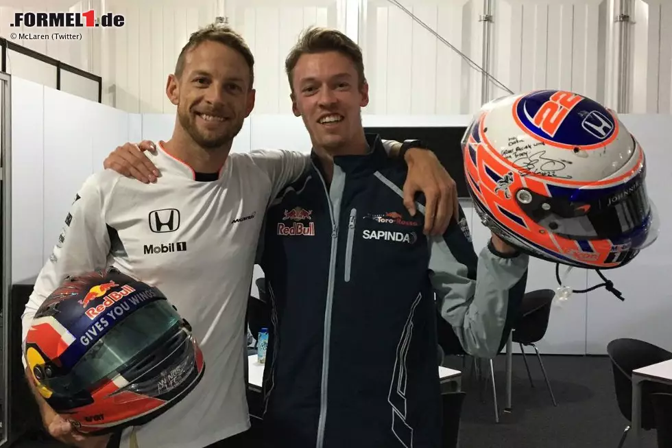 Der Helmtausch wird in der Formel 1 immer mehr das, was der Trikottausch im Fußball ist. In Mexiko wechseln die Helme von Jenson Button und Daniil Kwjat den Besitzer, ... Foto zur News: Der Helmtausch wird in der Formel 1 immer mehr das, was der Trikottausch im Fußball ist. In Mexiko wechseln die Helme von Jenson Button und Daniil Kwjat den Besitzer, ...