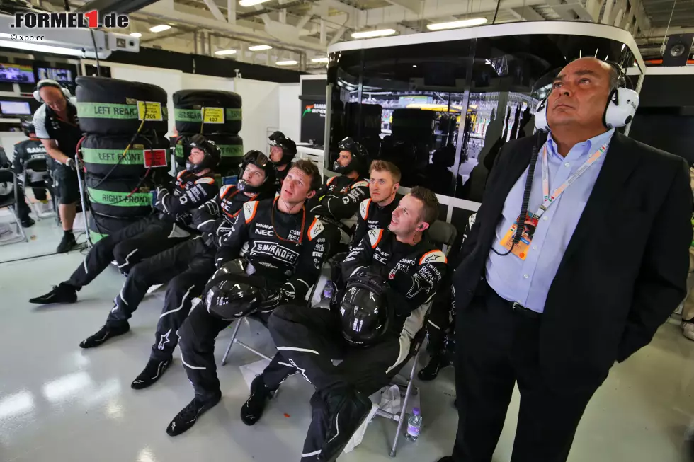 Die Damen in unserer Redaktion finden: Sergio Perez' Vater Antonio ist die niedlichste Erscheinung in Mexiko. Nervös fiebert er mit den Mechanikern mit, während sein Sohn auf der Strecke erfolglos gegen Felipe Massa fightet. Und wenn das ganze Land zuschaut, holt man natürlich den feinsten Zwirn aus dem Schrank. Foto zur News: Die Damen in unserer Redaktion finden: Sergio Perez' Vater Antonio ist die niedlichste Erscheinung in Mexiko. Nervös fiebert er mit den Mechanikern mit, während sein Sohn auf der Strecke erfolglos gegen Felipe Massa fightet. Und wenn das ganze Land zuschaut, holt man natürlich den feinsten Zwirn aus dem Schrank.