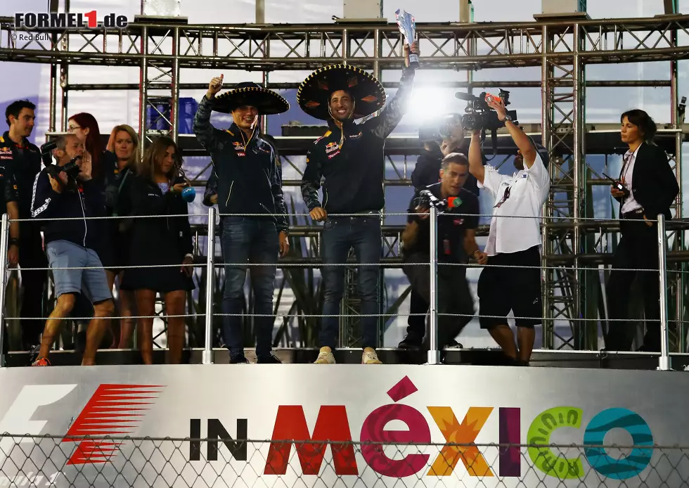 Es gibt doch noch eine Gerechtigkeit: Zuerst kommt Max Verstappen nur in den Podium-Room, dann darf Sebastian Vettel bei der Siegerehrung den Pokal für Platz drei in Empfang nehmen - aber am Abend, nachdem die FIA ihre Strafen verteilt hat, jubelt nur noch einer: Senor Ricciardo! Foto zur News: Es gibt doch noch eine Gerechtigkeit: Zuerst kommt Max Verstappen nur in den Podium-Room, dann darf Sebastian Vettel bei der Siegerehrung den Pokal für Platz drei in Empfang nehmen - aber am Abend, nachdem die FIA ihre Strafen verteilt hat, jubelt nur noch einer: Senor Ricciardo!