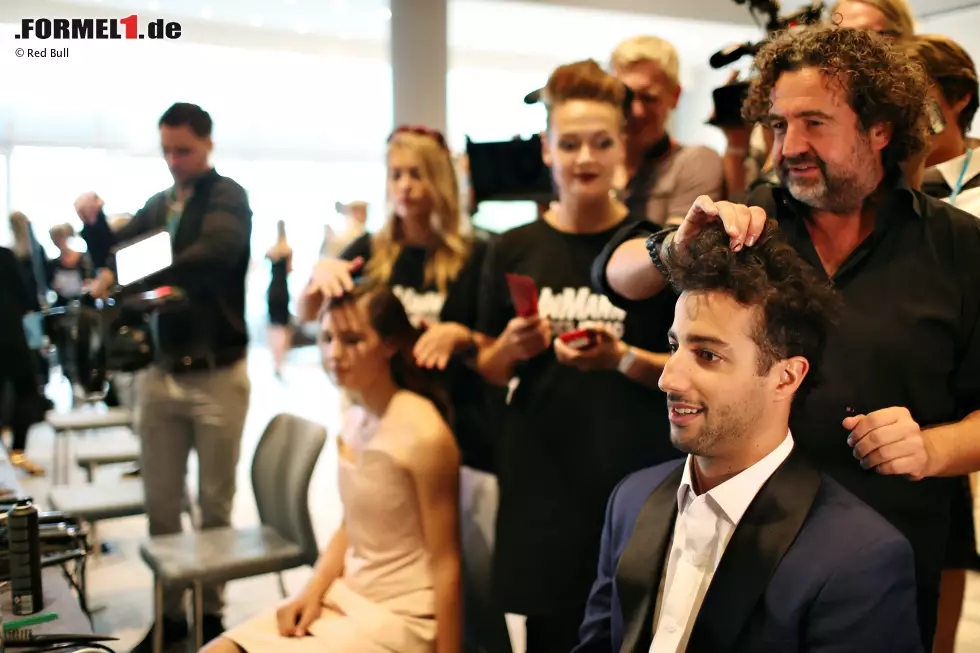 Foto zur News: ... übrigens nicht nur für die Models, sondern auch für einige Fahrer. Daniel Ricciardo zum Beispiel lässt sich in der Maske aufhübschen, ...