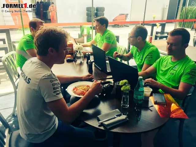 Ansonsten gibt sich Nico Rosberg ganz bodenständig und arbeitsam: Selbst beim Mittagessen (Pasta mit Lachs und gedünstetem Gemüse) nutzt er jede freie Minute, um mit seinen Ingenieuren zu bequatschen, wie er seinen Silberpfeil noch schneller machen kann. Foto zur News: Ansonsten gibt sich Nico Rosberg ganz bodenständig und arbeitsam: Selbst beim Mittagessen (Pasta mit Lachs und gedünstetem Gemüse) nutzt er jede freie Minute, um mit seinen Ingenieuren zu bequatschen, wie er seinen Silberpfeil noch schneller machen kann.