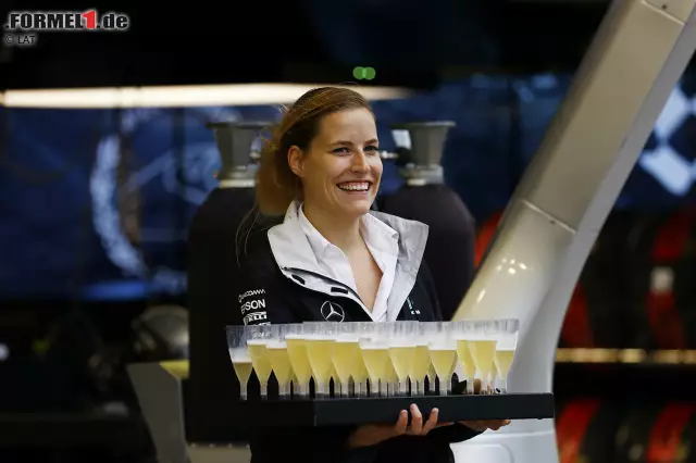 Aber das Nickerchen ist redlich verdient. Mercedes feiert unter schwierigsten Bedingungen einen der süßesten Doppelsiege der Saison. Dass nach so einem Erfolg ein Schlückchen Schampus an alle Mitarbeiter verteilt wird, versteht sich von selbst. Work hard, play hard! Foto zur News: Aber das Nickerchen ist redlich verdient. Mercedes feiert unter schwierigsten Bedingungen einen der süßesten Doppelsiege der Saison. Dass nach so einem Erfolg ein Schlückchen Schampus an alle Mitarbeiter verteilt wird, versteht sich von selbst. Work hard, play hard!