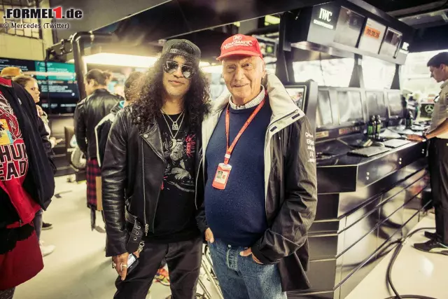Prominenter Gast in der Mercedes-Box: Slash von Guns N' Roses ist derzeit auf Südamerika-Tournee und lässt sich eine Stippvisite bei der Formel 1 nicht entgehen. Zuerst als Gast in der Mercedes-Box, dann während des Rennens im elitären Paddock-Club. Foto zur News: Prominenter Gast in der Mercedes-Box: Slash von Guns N' Roses ist derzeit auf Südamerika-Tournee und lässt sich eine Stippvisite bei der Formel 1 nicht entgehen. Zuerst als Gast in der Mercedes-Box, dann während des Rennens im elitären Paddock-Club.