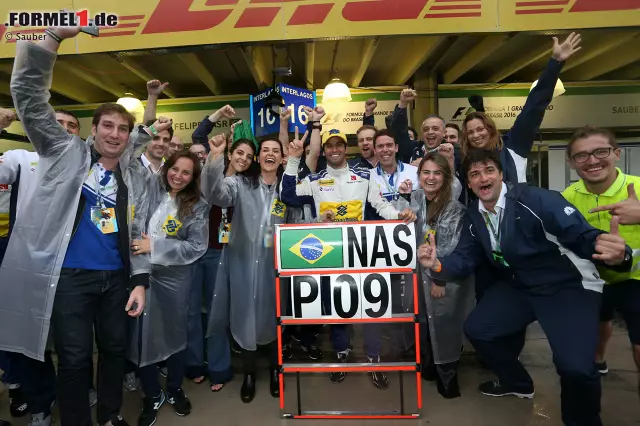 ... und Felipe Nasrs neunter Platz bedeutet für Sauber voraussichtlich den millionenschweren zehnten Platz in der Konstrukteurs-WM. Das Schweizer Team ist nach der Nervenschlacht in den letzten Runden völlig außer Rand und Band! Foto zur News: ... und Felipe Nasrs neunter Platz bedeutet für Sauber voraussichtlich den millionenschweren zehnten Platz in der Konstrukteurs-WM. Das Schweizer Team ist nach der Nervenschlacht in den letzten Runden völlig außer Rand und Band!