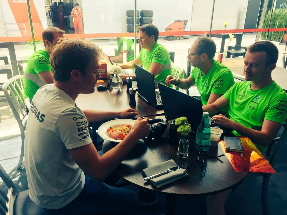 Foto zur News: Ansonsten gibt sich Nico Rosberg ganz bodenständig und arbeitsam: Selbst beim Mittagessen (Pasta mit Lachs und gedünstetem Gemüse) nutzt er jede freie Minute, um mit seinen Ingenieuren zu bequatschen, wie er seinen Silberpfeil noch schneller machen kann.