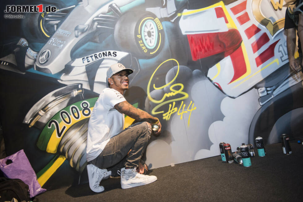 Foto zur News: Die 14 besten Backstage-Fotos aus Sao Paulo jetzt durchklicken! Dass Lewis Hamilton irgendwann Popstar oder Hollywood-Schauspieler werden möchte, ist bekannt. Beim Grand Prix von Brasilien versucht er sich erstmals als Graffiti-Künstler - und zwar im Rahmen einer PR-Aktion am zweithöchsten Gebäude der Stadt, dem Mirante do Vale.