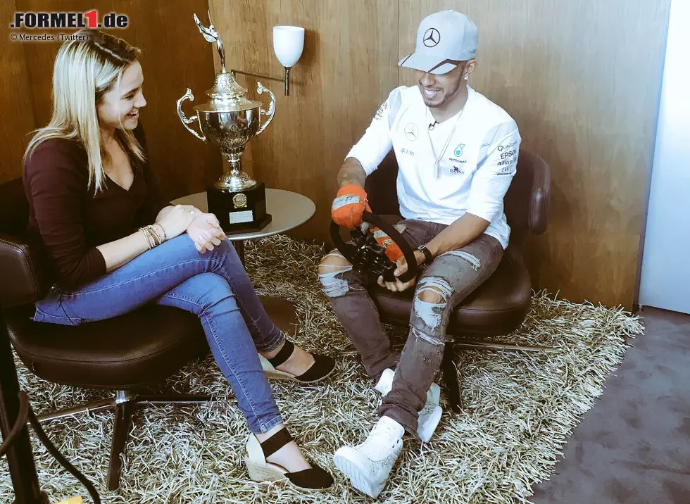 Foto zur News: Emotionales Interview: Das brasilianische Fernsehen bringt zum Gespräch mit Hamilton Ayrton Sennas Siegerpokal vom legendären 1991er-Rennen und das Lenkrad aus dem McLaren-Honda mit. Da kommt selbst beim Mercedes-Champion Gänsehaut auf.