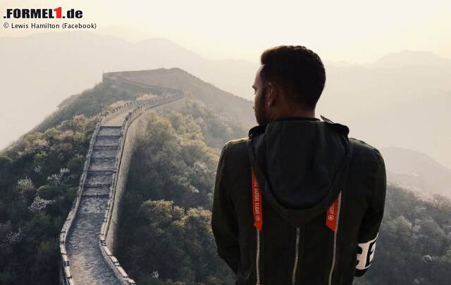 Foto zur News: Er hat sich vorgenommen, dieses Jahr mehr von der Welt zu sehen, und das setzt er auch um. Lewis Hamilton macht vor Schanghai mit ein paar Freunden einen Abstecher zur Chinesischen Mauer. "Heute habe ich eine der tollsten Sachen auf diesem Planeten gesehen", postet er auf Instagram.