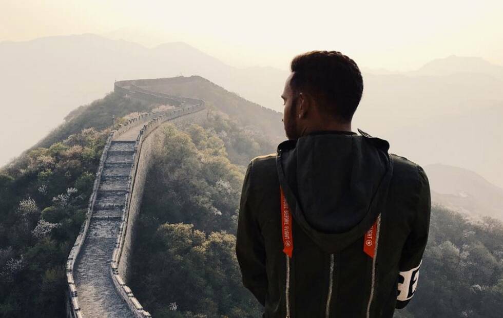 Foto zur News: Er hat sich vorgenommen, dieses Jahr mehr von der Welt zu sehen, und das setzt er auch um. Lewis Hamilton macht vor Schanghai mit ein paar Freunden einen Abstecher zur Chinesischen Mauer. &quot;Heute habe ich eine der tollsten Sachen auf diesem Planeten gesehen&quot;, postet er auf Instagram.